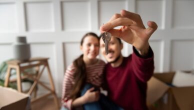 Jovem casal se mudando para uma nova casa