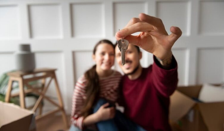 Jovem casal se mudando para uma nova casa