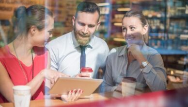 Reunião de negócios importante no café