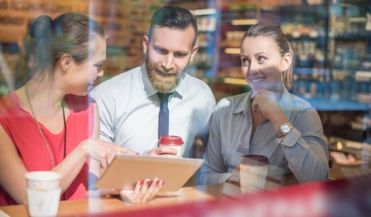 Reunião de negócios importante no café